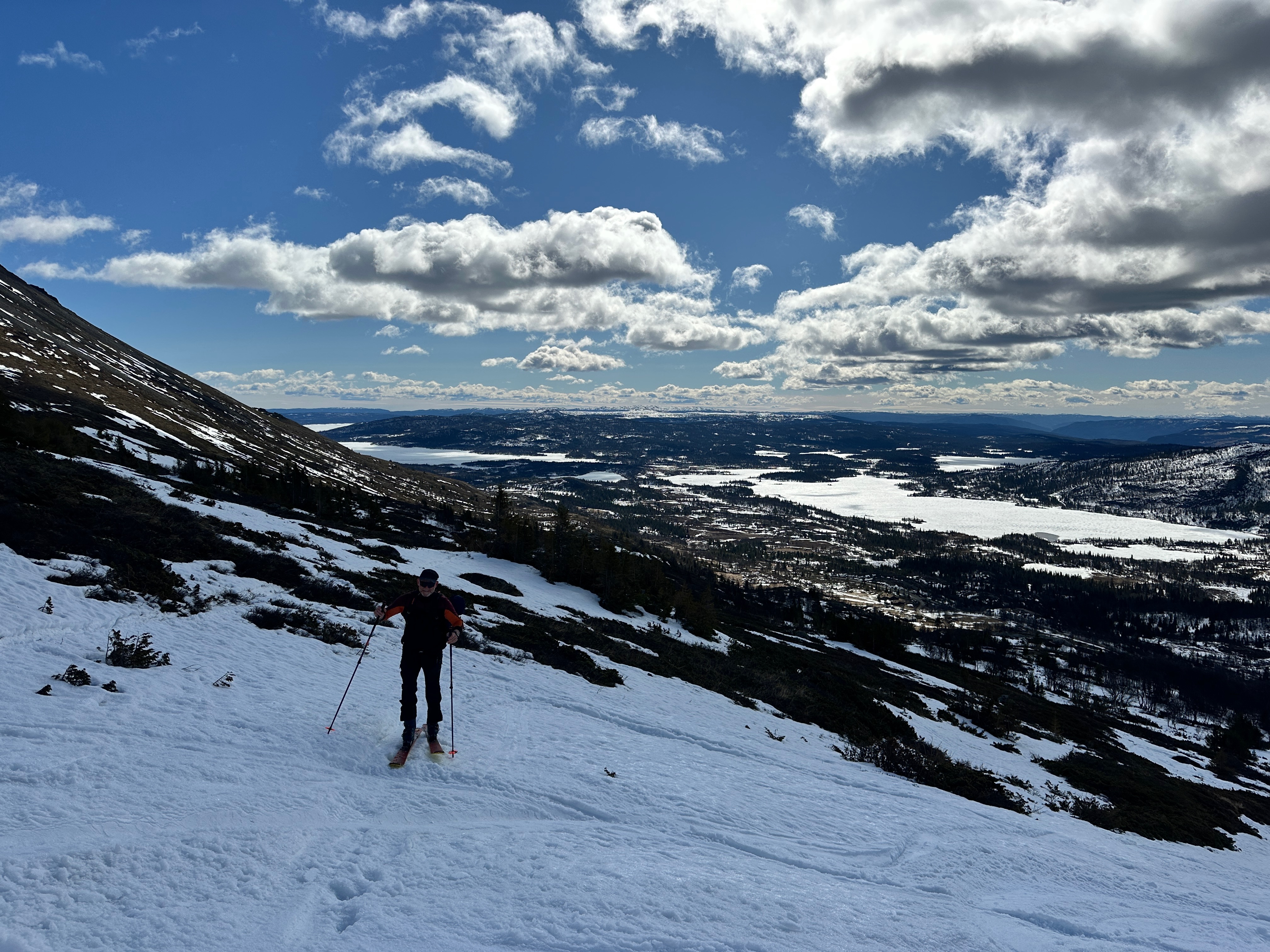 Skikjører i solfylt fjellterreng i Hemsedal