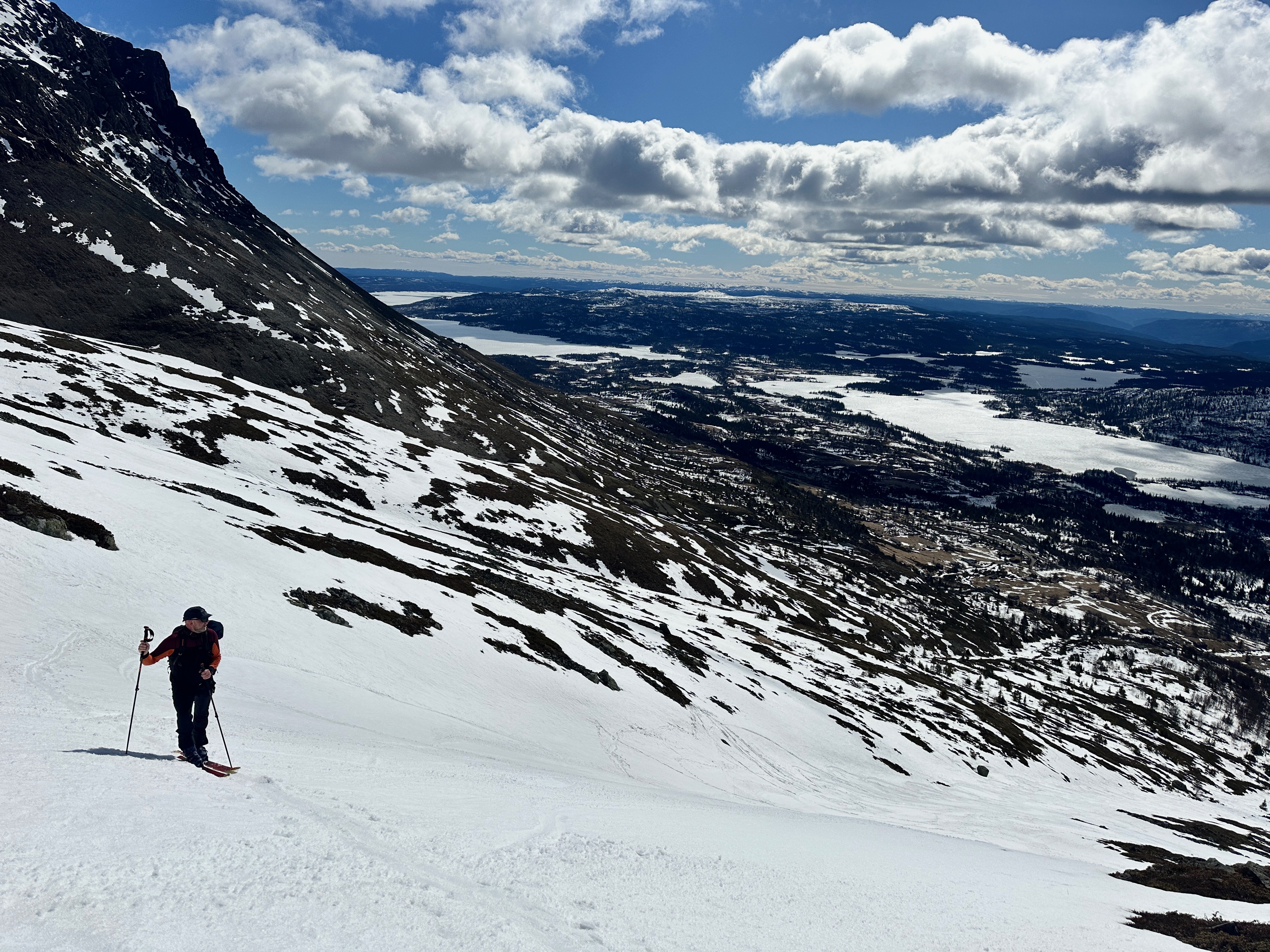 Snødekket bakke og skikjører med utsikt over Hemsedal
