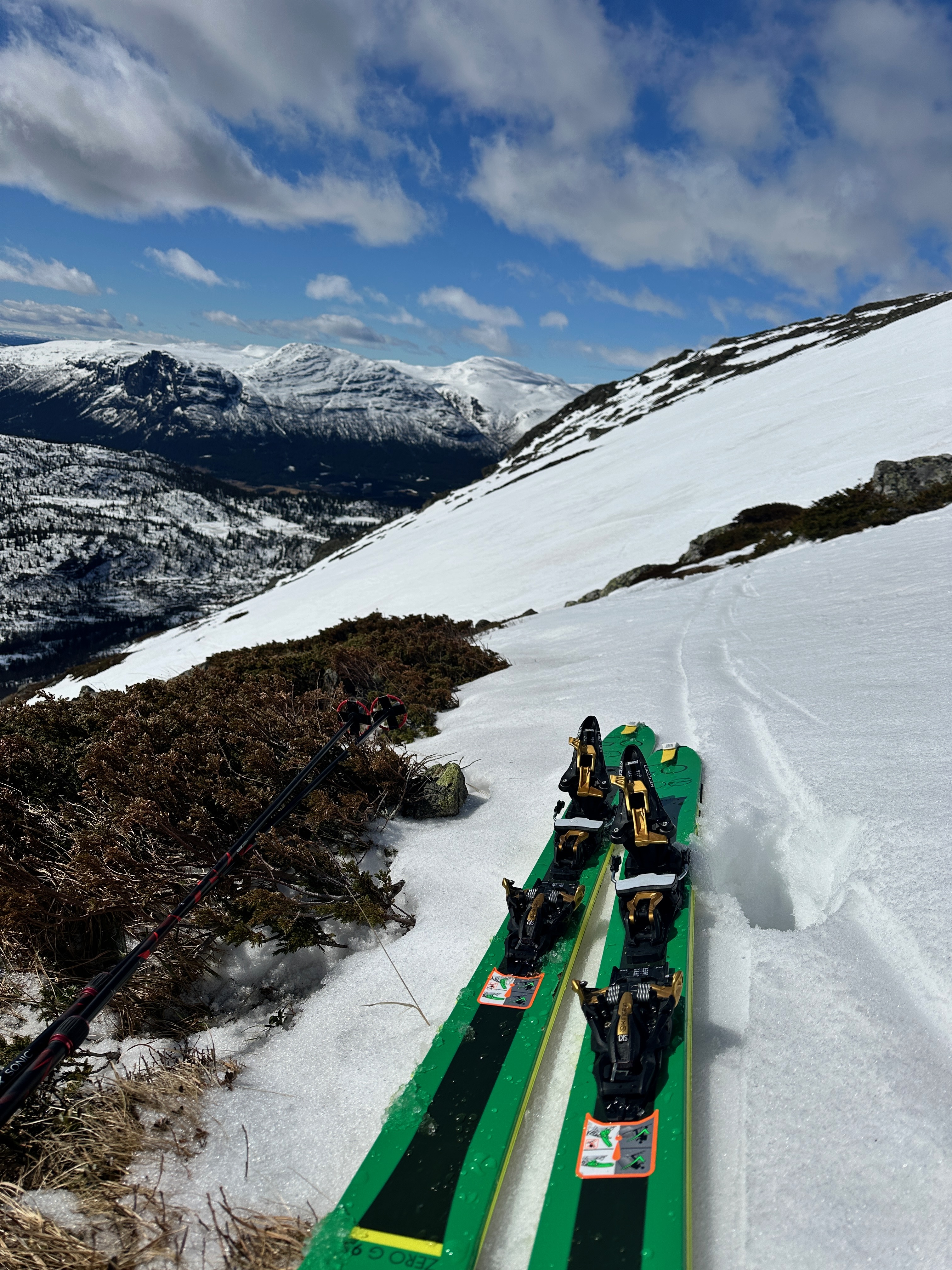Skiløpere på vei opp i solfylt vinterlandskap